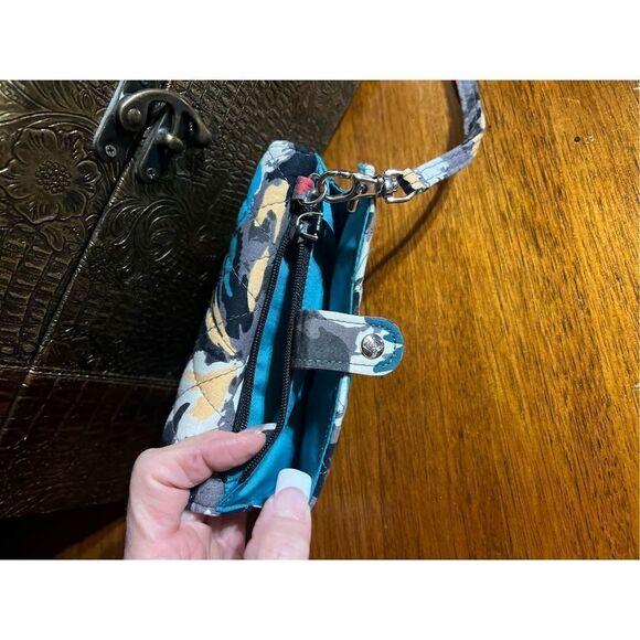 Vera Bradley Retired Splash Floral Pattern Wristlet Wallet - Picture 3 of 4